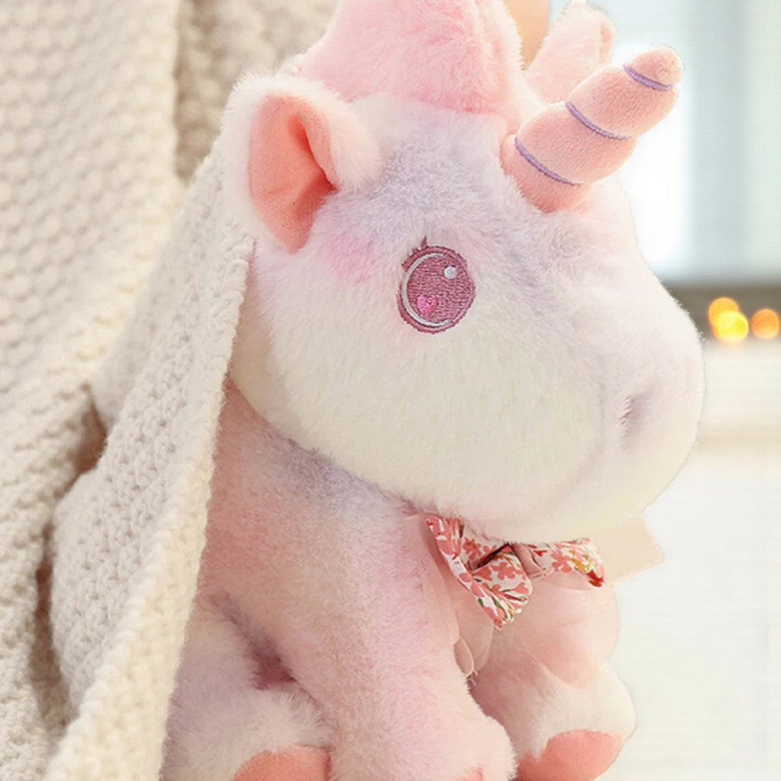 Pastell Einhorn Kuscheltier für Kinder mit Blumenschleife Die Kuschelecke